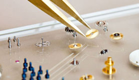 大连积家指定维修门店打开表壳